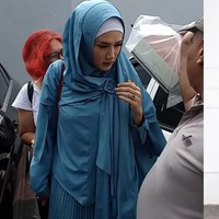 Mengunjungi Ahmad Dhani di Surabaya, ia memilih busana serba biru mulai dari busana hingga cincin yang dipakai. Busana yang ia pakai merupakan satu set khimar dan dress dari label Im Syari X Dhini Aminarti. Foto: Amir Baihaqi / Instagram/Im_syari