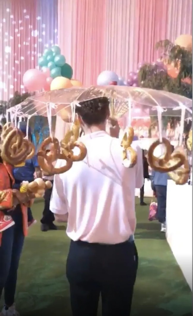 Sajian pretzel dalam piring atau nampan sudah biasa. Di ulang tahun keponakan Kim Kardashian tersebut, makanan tersebut dibawa dengan payung. Foto: Instagram