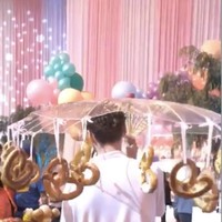 Sajian pretzel dalam piring atau nampan sudah biasa. Di ulang tahun keponakan Kim Kardashian tersebut, makanan tersebut dibawa dengan payung. Foto: Instagram