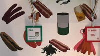 Tak sampai situ, Claus juga menawarkan kursus membuat bratwurst bagi para tamunya. Jika ingin, traveler juga dapat membeli suvenir berupa bratwurst hingga cokelat (AFP)