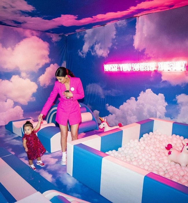 Karena kemewahan ulang tahun anak pebisnis makeup tersebut, Stormi sempat jadi trending topic di Twitter. Para netizen pun memberi berbagai komentar lucu. Stormi bahkan belum bisa berjalan tapi dia sudah membuatku merasa miskin. Stormi tak butuh pendidikan, ia bisa hidup dari uang orangtuanya. Foto: Instagram