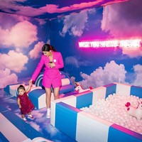 Karena kemewahan ulang tahun anak pebisnis makeup tersebut, Stormi sempat jadi trending topic di Twitter. Para netizen pun memberi berbagai komentar lucu. Stormi bahkan belum bisa berjalan tapi dia sudah membuatku merasa miskin. Stormi tak butuh pendidikan, ia bisa hidup dari uang orangtuanya. Foto: Instagram