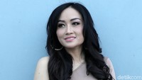 Akibatnya banyak pria yang menawar dirinya dengan uang Rp 50 hingga 80 juta. Pool/Palevi S/detikFoto.