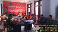 Petugas gabungan berkorrdinasi untuk menangani bencana (Foto: Dok. BNPB)