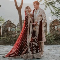 Busana India yang digunakan Diipa dan Oleg datang dari Sabyasachi, brand yang sama dengan baju pernikahan Priyanka Chopra dan Nick Jonas. Foto: Instagram (@diipakhosla, @olegbuller)