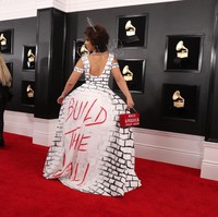 Ketika luaran tersebut dibuka, terungkap penyanyi yang pro-Trump itu memakai gaun putih dengan motif tembok batu bata yang dihiasi tulisan BUILD THE WALL. Gaun tersebut dirancang oleh Desi Lee Allinger dari Desi Designs Couture. (Foto: REUTERS/Lucy Nicholson)