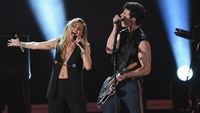 Miley Cyrus Tampil, Duet Bareng Shawn Mendes Nyanyikan In My Blood