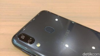 13 MP (f/1.9) + 5 MP (f/2.2) jadi kualitas kamera belakangnya. (Foto: detikINET/Muhamad Imron Rosyadi)