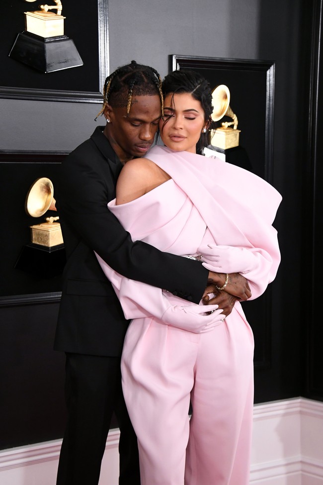 Drama terbaru di keluarga Kardashian-Jenner datang dari pasangan Kylie Jenner dan Travis Scott. Pengusaha kosmetik dan miliarder muda itu menuduh kekasinya berselingkuh. Kylie mengklaim ia punya bukti perselingkuhan sang rapper dengan seorang wanita. Foto: Jon Kopaloff/Getty Images