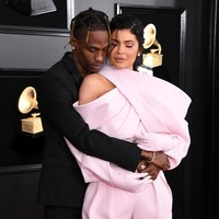 Drama terbaru di keluarga Kardashian-Jenner datang dari pasangan Kylie Jenner dan Travis Scott. Pengusaha kosmetik dan miliarder muda itu menuduh kekasinya berselingkuh. Kylie mengklaim ia punya bukti perselingkuhan sang rapper dengan seorang wanita. Foto: Jon Kopaloff/Getty Images