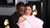 Ia hadir bersama kekasihnya, Travis Scott. Jon Kopaloff/Getty Images