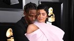 Kylie Jenner Asyik Mesra-mesraan dengan Travis Scott di Grammy 2019