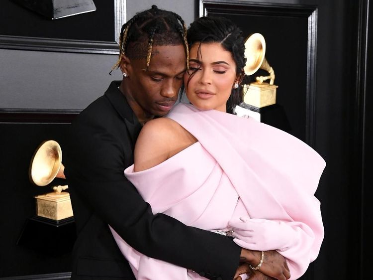 Kylie Jenner Asyik Mesra-mesraan dengan Travis Scott di Grammy 2019