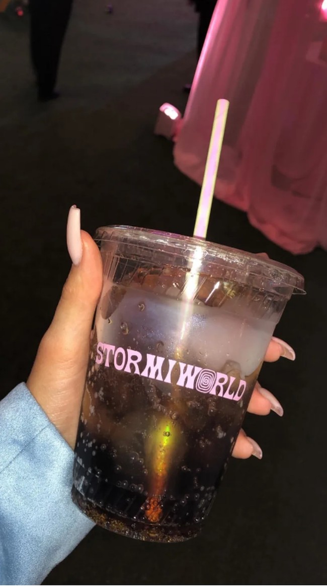 Bahkan untuk gelas minuman, nama Stormi tak lupa dicantumkan. Foto: Instagram