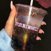 Bahkan untuk gelas minuman, nama Stormi tak lupa dicantumkan. Foto: Instagram