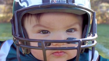 Wajah serius Ella di dalam helm saat bermain football. Istimewa/Dok. Boredpanda.