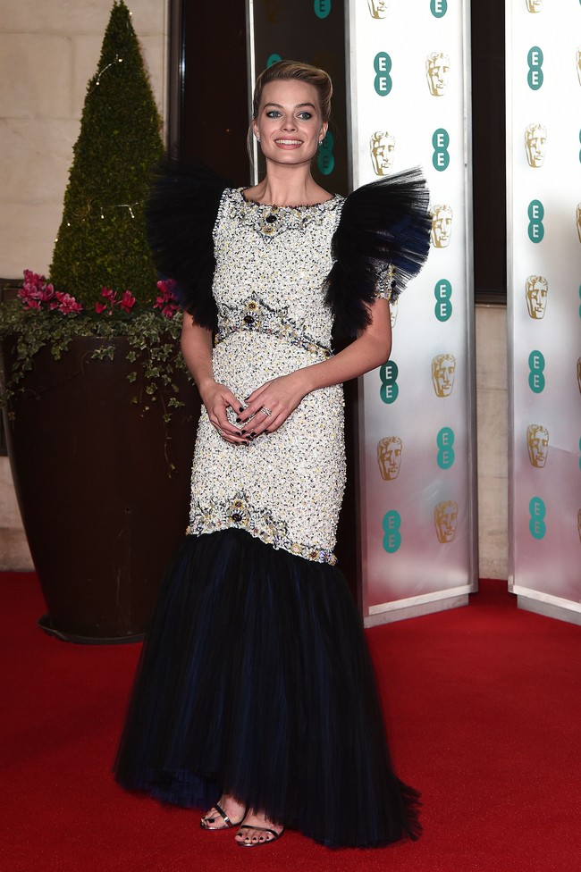 Demi tampil menawan dan mencuri perhatian di karpet merah tak jarang para selebriti wanita memilih gaun dengan desain atau detail unik. Hal serupa juga dilakukan Margot Robbit yang menggunakan gaun Chanel dengan aksen tak biasa. Aktris asal Australia itu pun jadi bahan olokan netizen yang mengatakan busananya mirip alat cuci mobil bersinar hingga ikan terbang. Foto: Getty Images