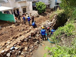 Pasca Tanggul Jebol, Lumpur di Pasirjati Mulai Dibersihkan