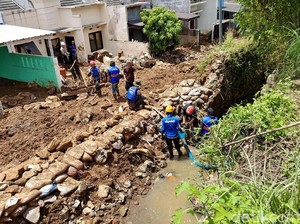 Pemkab Bandung Pasang Bronjong untuk Tanggul Jebol di Pasirjati