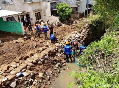 Pasca Tanggul Jebol, Lumpur di Pasirjati Mulai Dibersihkan