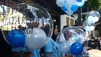 Massa dari #BersihkanIndonesia melakukan aksi di depan kantor Komisi Pemilihan Umum (KPU), Jakarta, Senin (11/2/2019).