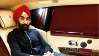 Gaya Singh di dalam mobil mewah. Nuansa warnanya senada dengan serbannya. Foto: Instagram/Reuben Singh