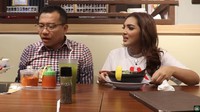 Nggak suka ramen. Ashanty ajak Anang Hermansyah review ramen halal di Jakarta.  Foto: YouTube The Hermansyah A6