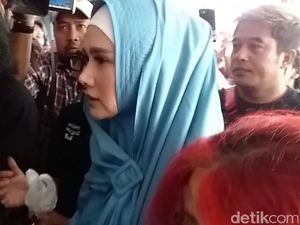 Gaya Mulan Jenguk Dhani, Masuk Lepas Masker Keluar Tutup Wajah