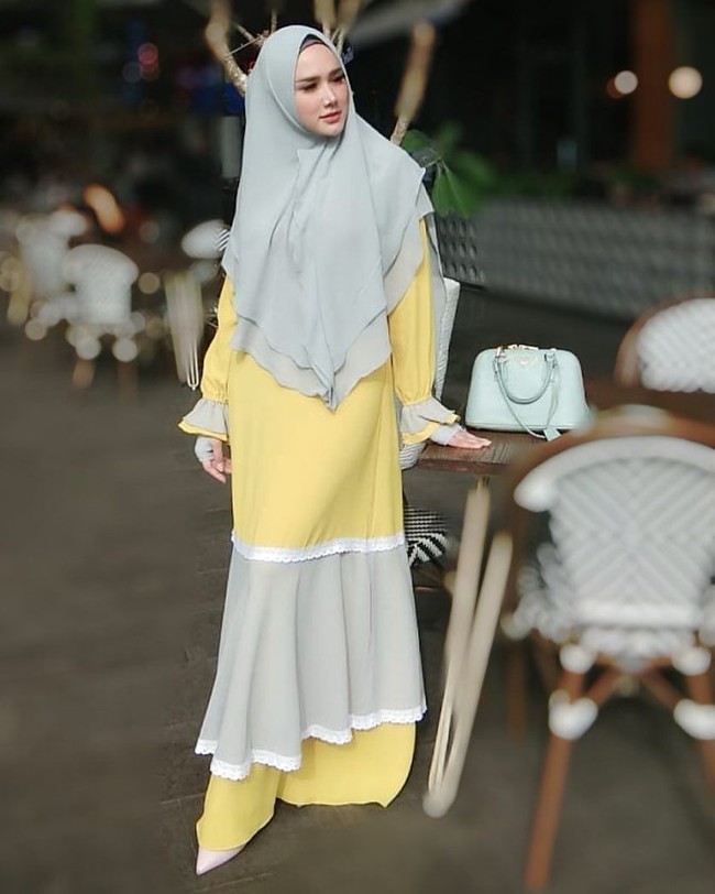 Sejak satu tahun terakhir, Mulan memutuskan untuk tampil lebih syari. Ia kini konsisten memakai hijab menutup dada, baik hijab segi empat, pashmina, maupun khimar instan. Foto: Instagram Mulan Jameela