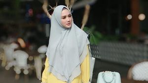 Gaya Syari Serba Biru Mulan Jameela Saat Jenguk Ahmad Dhani di Rutan