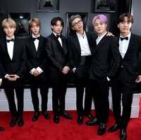 Setiap setelan jas dibuat secara khusus sesuai pesanan, atau biasa disebut custom-made. Meskipun kompak pakai setelan hitam, namun setiap gaya memiliki detail masing-masing. Foto: Rich Fury/Getty Images