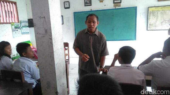 Guru honorer di SMP PGRI Wringinanom, Gresik, Jawa Timur, Nur Kalim/Foto: Deny Prastyo Utomo Guru honorer di SMP PGRI Wringinanom, Gresik, Jawa Timur, Nur Kalim/Foto: Deny Prastyo Utomo