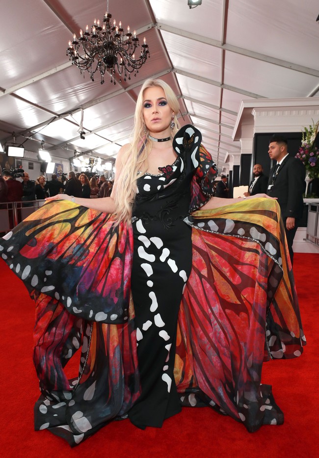 Gaun kupu-kupu Saint Heart terlihat tacky dan jauh dari kata fashionable. Gaun itu seperti ia ambil dari koleksi busana di tahun 80-an. Foto: Getty Images