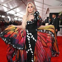 Gaun kupu-kupu Saint Heart terlihat tacky dan jauh dari kata fashionable. Gaun itu seperti ia ambil dari koleksi busana di tahun 80-an. Foto: Getty Images