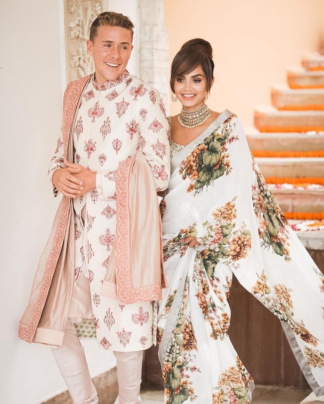 Inilah busana pertama Diipa di acara pra-pernikahan Mehendi dan Sangeet. Diipa dan Oleg sepakat merayakan dua tema pesta pernikahan, adat India dan internasional. Foto: Instagram (@diipakhosla, @olegbuller)