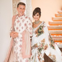 Inilah busana pertama Diipa di acara pra-pernikahan Mehendi dan Sangeet. Diipa dan Oleg sepakat merayakan dua tema pesta pernikahan, adat India dan internasional. Foto: Instagram (@diipakhosla, @olegbuller)