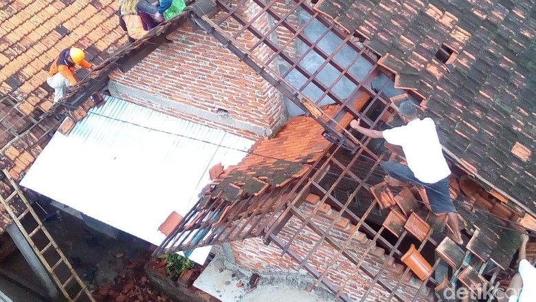 34 Rumah Rusak Diterjang Angin Kencang di Kudus 34 Rumah Rusak Diterjang Angin Kencang di Kudus