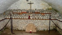 Bone Church di Hallstatt, Austria. Ada tengkorak-tengkorak yang ditulis, diberi label nama atau dilukis, tergantung dari keinginan keluarga dan gaya si almarhum. Ada juga tengkorak tanpa identitas. (hallstatt.net)