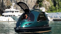 Kapal buatan dari Kota Napoli ini dilengkapi dengan aneka fasilitas yang bisa membuat traveler nyaman saat berada di dalamnya. Ada dapur, bar, bahkan kamar mandi. (dok. Jet Capsule)