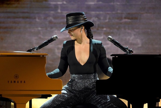 Bernyanyi di atas panggung, Alicia Keys memilih topi yang menutupi sebagian wajahnya. Terlihat bibir bernuansa merah muda dan bertekstur glossy membuatnya tetap menawan. Foto: Kevin Winter/Getty Images for The Recording Academy