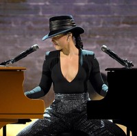Bernyanyi di atas panggung, Alicia Keys memilih topi yang menutupi sebagian wajahnya. Terlihat bibir bernuansa merah muda dan bertekstur glossy membuatnya tetap menawan. Foto: Kevin Winter/Getty Images for The Recording Academy