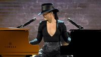 Medley Lagu-lagu Hits, Alicia Keys Mainkan Dua Piano Sekaligus