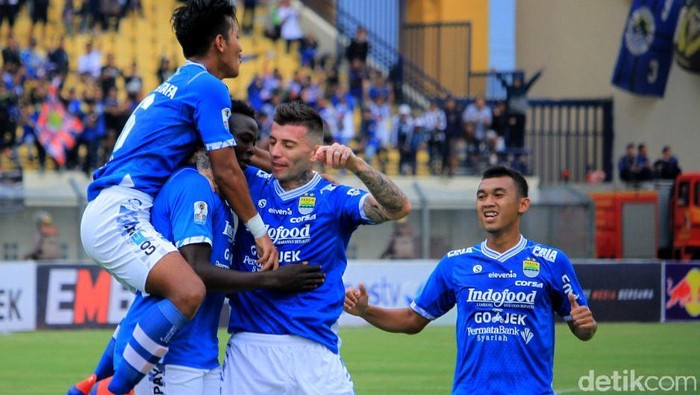 Ilustrasi Persib Bandung yang hari ini bertanding dengan diiringi #PersibDay. (Foto: Wisma Putra) Ilustrasi Persib Bandung yang hari ini bertanding dengan diiringi #PersibDay. (Foto: Wisma Putra)