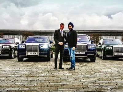 Gaya Sultan Pembeli 6 Mobil Mewah Sesuai Warna Serban