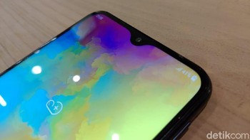 Lengkungan berbentuk v digunakan sebagai tempat menyimpan kamera 8 MP . (Foto: detikINET/Muhamad Imron Rosyadi)