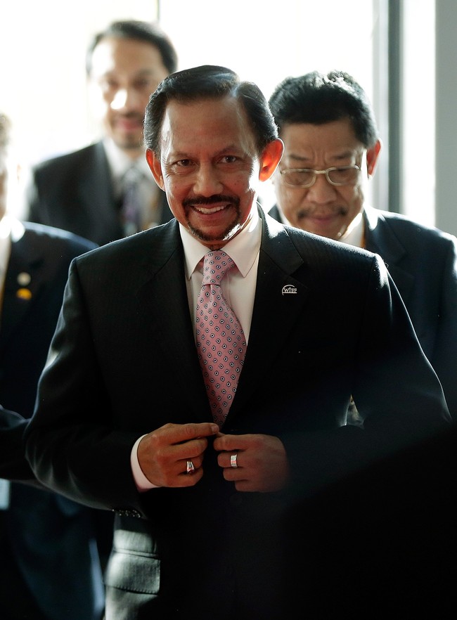 Sultan Brunei Hassanal Bolkiah diketahui suka mengoleksi mobil mewah. Garasinya dipenuhi mobil-mobil paling mahal yang bernilai lebih dari USD 20 miliar atau sekitar Rp 280 triliun. Koleksi mobilnya di antaranya Rolls Royce berlapis emas 24 karat, Bentley, Bugatti dan Ferrari. Foto: Getty Images
