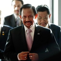 Sultan Brunei Hassanal Bolkiah diketahui suka mengoleksi mobil mewah. Garasinya dipenuhi mobil-mobil paling mahal yang bernilai lebih dari USD 20 miliar atau sekitar Rp 280 triliun. Koleksi mobilnya di antaranya Rolls Royce berlapis emas 24 karat, Bentley, Bugatti dan Ferrari. Foto: Getty Images