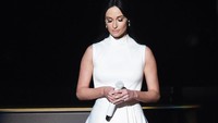 Kemudian ada Kacey Mosgraves yang menurunkan tempo dan membuat malam itu jadi lebih syahdu. Kevin Winter/Getty Images for The Recording Academy