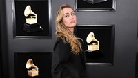Miley Cyrus yang memiliki tinggi badan 167 cm itu juga masih sering memakai high heels. Jon Kopaloff/Getty Images