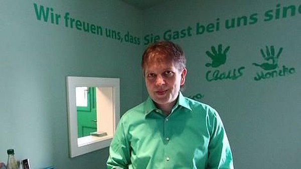 Sang pemilik, Claus Boebel (48), ingin mempopulerkan makanan bratwurst atau sosis khas Jerman pada wisatawan yang datang ke tempatnya (Reuters)  